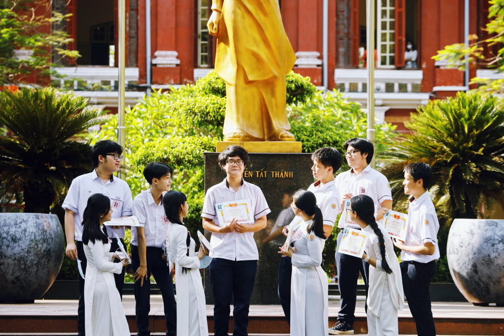 Nguyễn Lê Đăng Khoa cùng các bạn trong đội tuyển học sinh giỏi quốc gia Trường THPT Quốc học Huế năm học 2020 - 2021