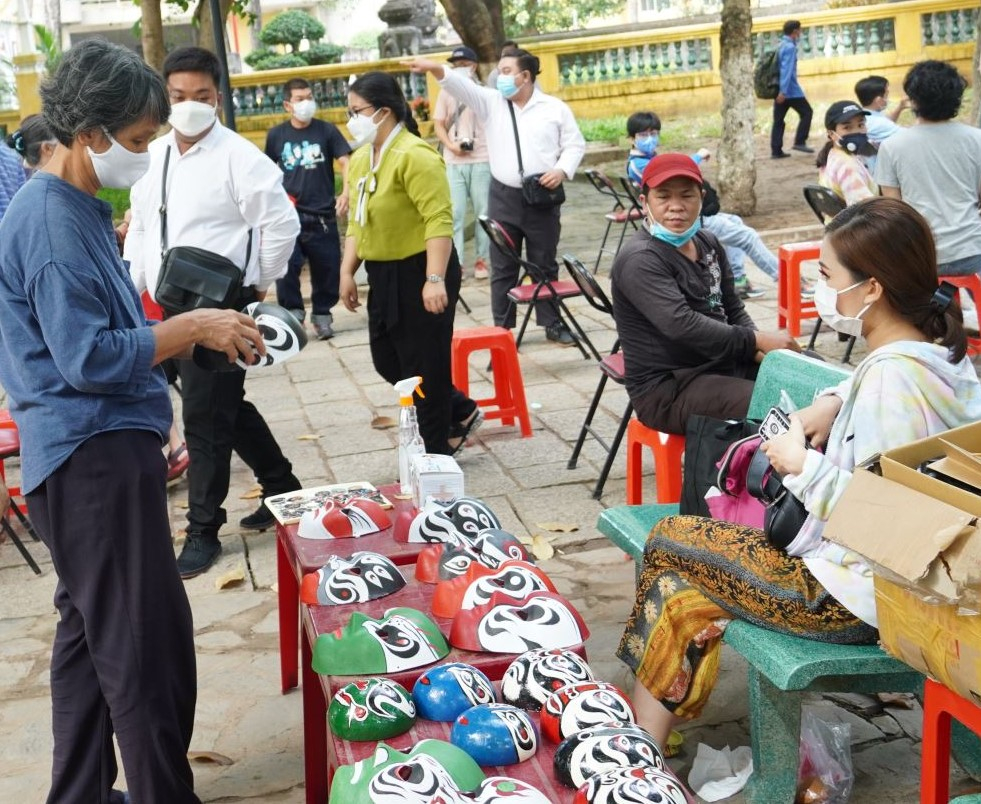 Những chiếc mặt nạ hát bội thu hút sự chú ý của du khách.