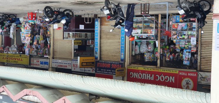 Các gian hàng tại chợ An Bình, quận Ninh Kiều, TP. Cần Thơ căng dây giữ khoảng cách giữa người mua và bán