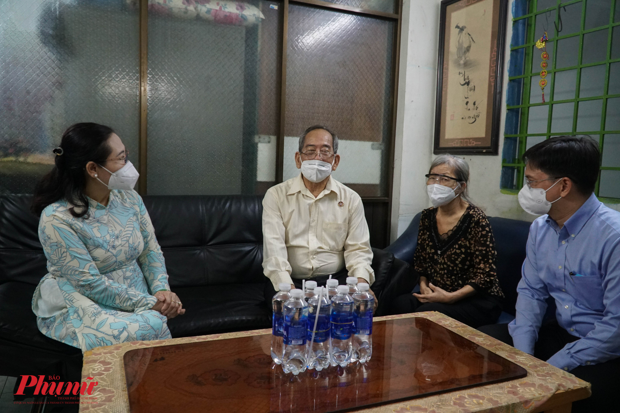 Bà Nguyễn Thị Lệ - Chủ tịch HĐND TPHCM cùng lãnh đạo Quận 5 đến thăm gia đình ông Nguyễn Văn Phương