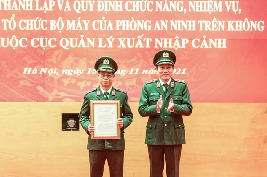 Trung tướng Lương Tam Quang - Thứ trưởng Bộ Công an trao quyết định thành lập phòng An ninh trên không - Ảnh: TTXVN