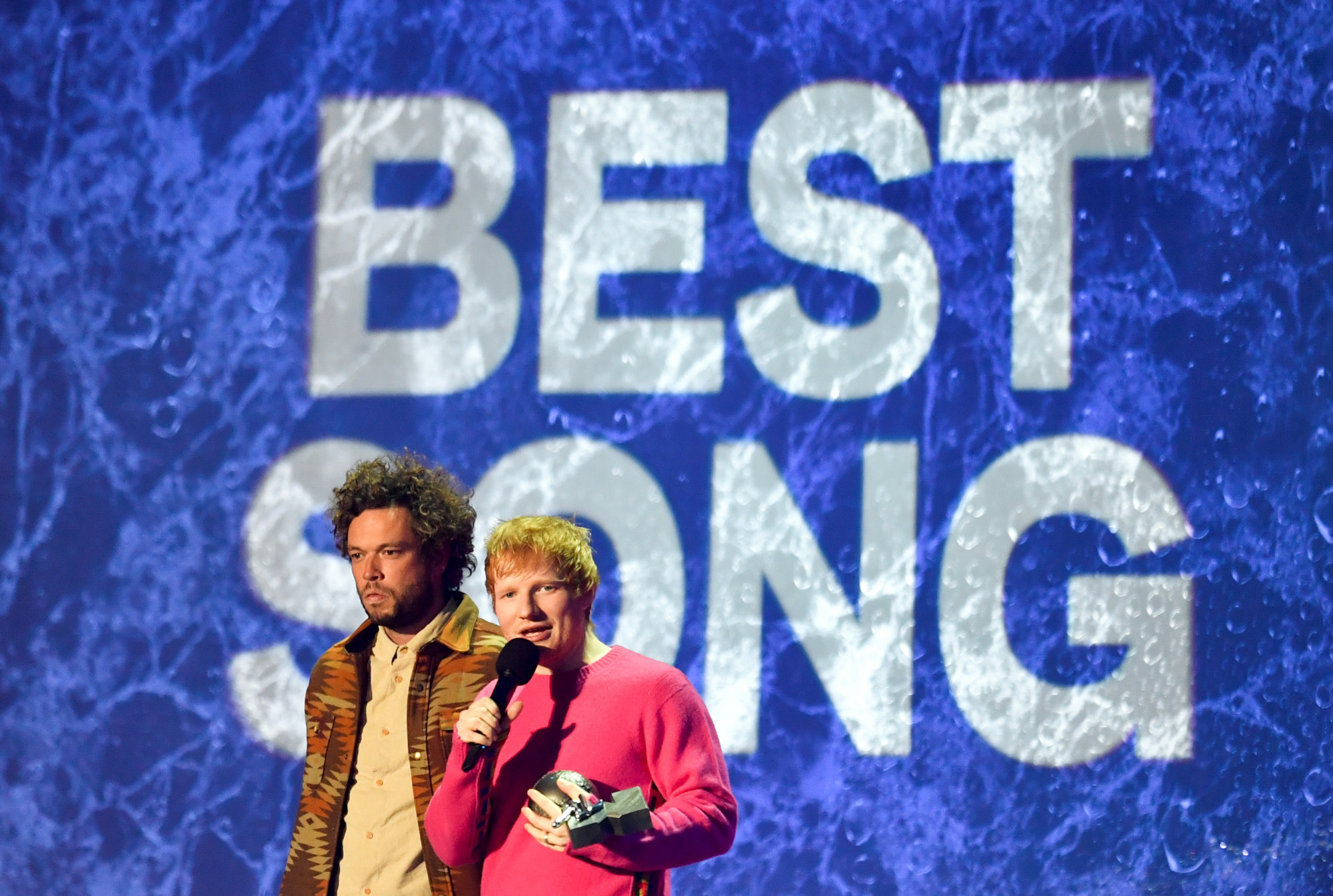 Ca sĩ Ed Sheeran trên sân khấu nhận giải Bài hát hay nhất.