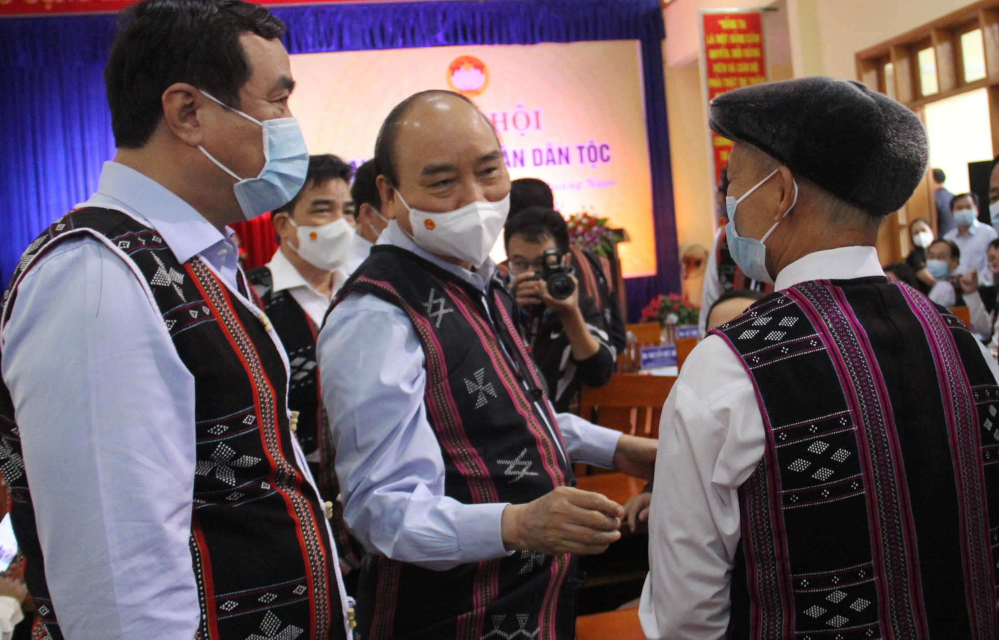 Chủ tịch nước Nguyễn Xuân Phúc tham dự ngày hội Đại đoàn kết dân tộc tại xã Ba, huyện Đông Giang, Quảng Nam