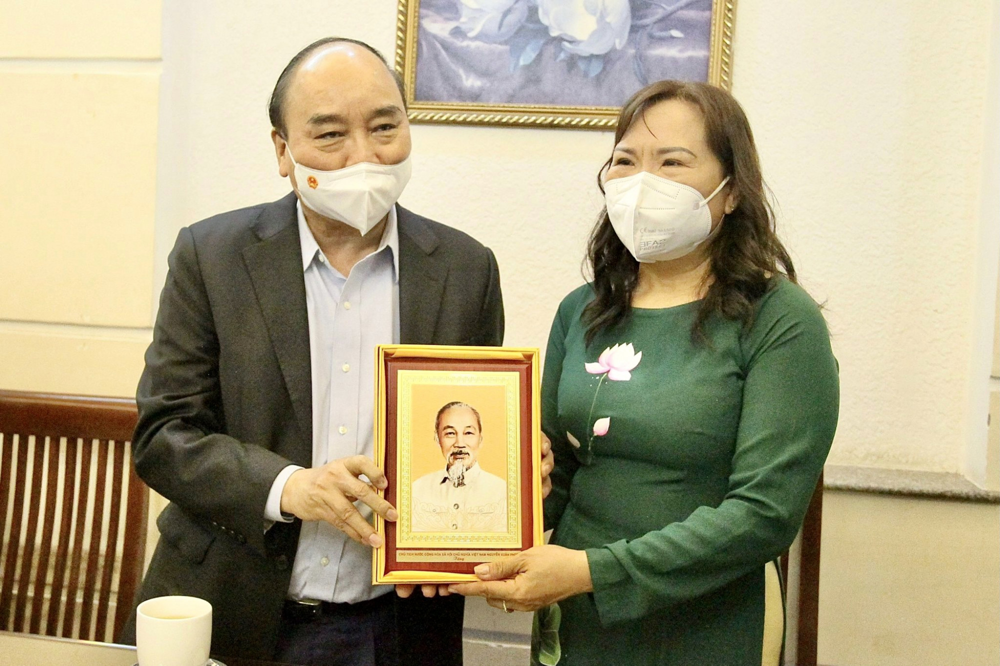 Chủ tịch nước Nguyễn Xuân Phúc thăm, chúc mừng và tặng quà NGƯT Triệu Thị Huệ