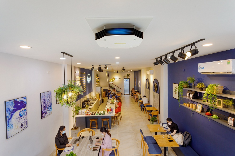 Một cửa hàng The Moza’s Coffee mở cửa đón khách trong an toàn sau khi lắp đặt đèn UV-C khử trùng không khí trên cao - Ảnh: Signify