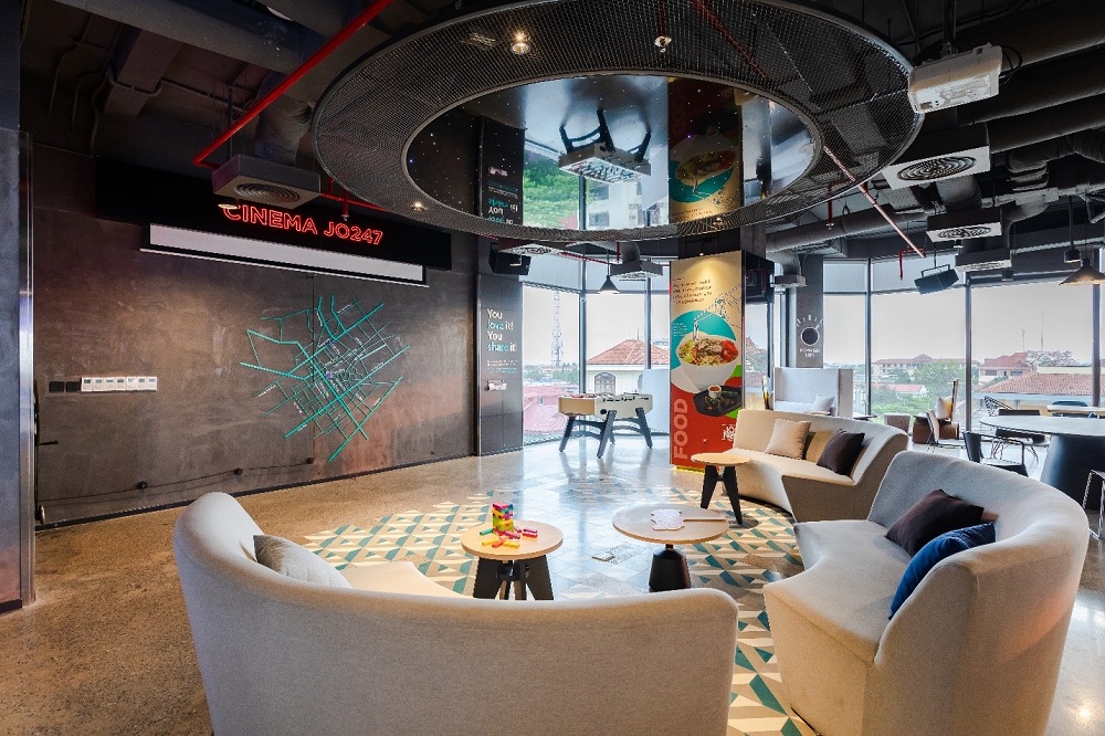 Không gian sảnh khách sạn SOJO Hotels với khu vực check-in tự động, không gian co-working sáng tạo và chill bar thư thái tại JO247