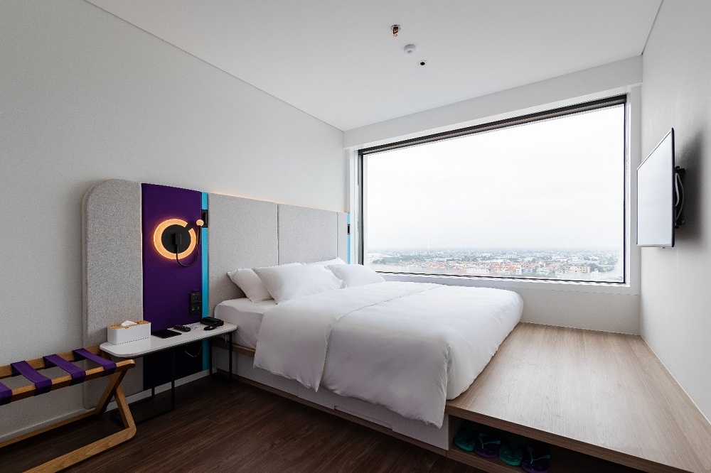 Nội thất phòng nghỉ tại SOJO Hotels với hệ thống giường nệm êm ái được nghiên cứu dựa trên trải nghiệm khách hàng và cabin tắm đổi màu độc đáo