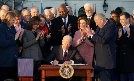 Tổng thống Hoa Kỳ Joe Biden ký dự luật cơ sở hạ tầng trị giá 1,2 nghìn tỷ đô la mà ông nói rằng chứng minh sự hợp tác giữa hai đảng là có thể.