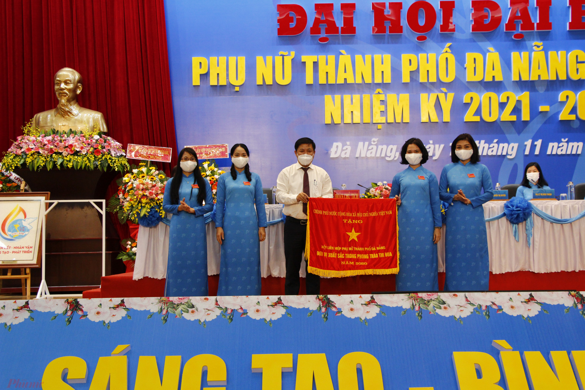 Hội LHPN TP.Đà Nẵng nhận cờ thi đua của Chính phủ