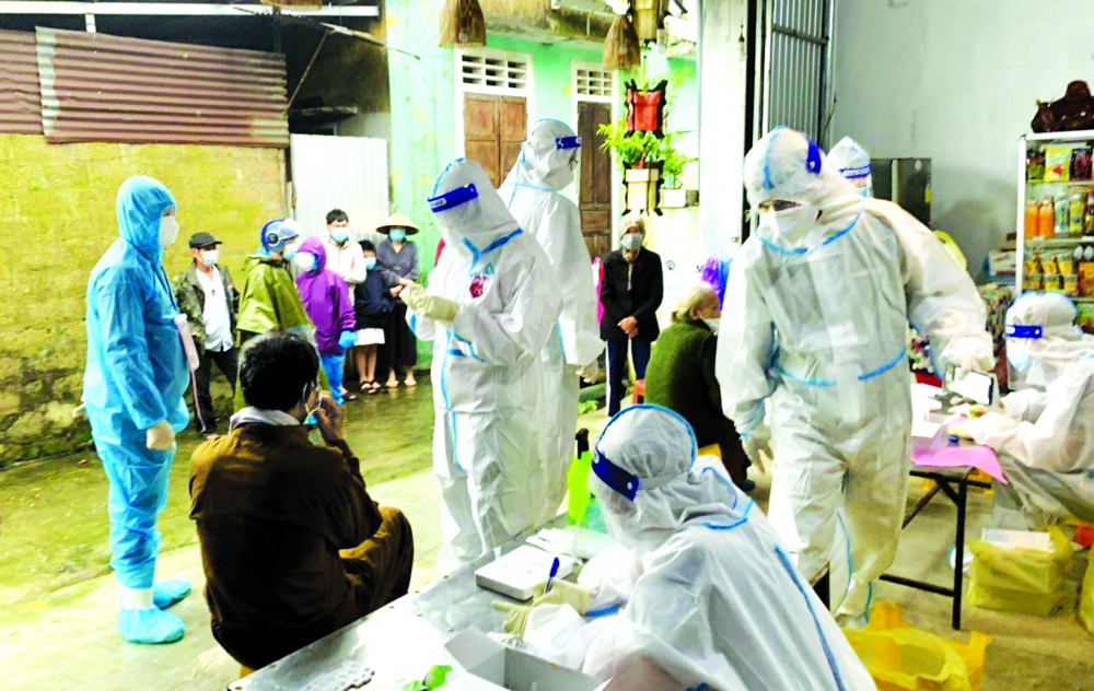 Mưa gió lạnh đang gây khó khăn cho công tác phòng chống dịch ở Thừa Thiên - Huế ẢNH: THUẬN HÓA