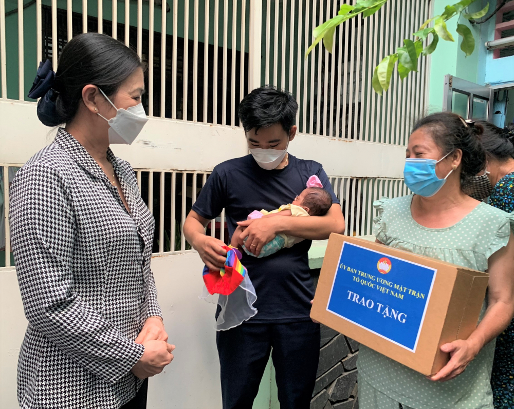 Lãnh đạo MTTQ Việt Nam đến thăm và tặng sữa cho các trẻ sơ sinh mất người thân vì dịch COVID-19.