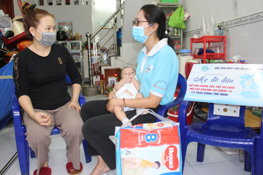 Chị Đỗ Thị Ngọc Lan - Chủ tịch Hội LHPN Quận đến tận nhà thăm hỏi, trao quà và tiền hỗ trợ cho 3 trẻ mồ côi do dịch COVID-19 