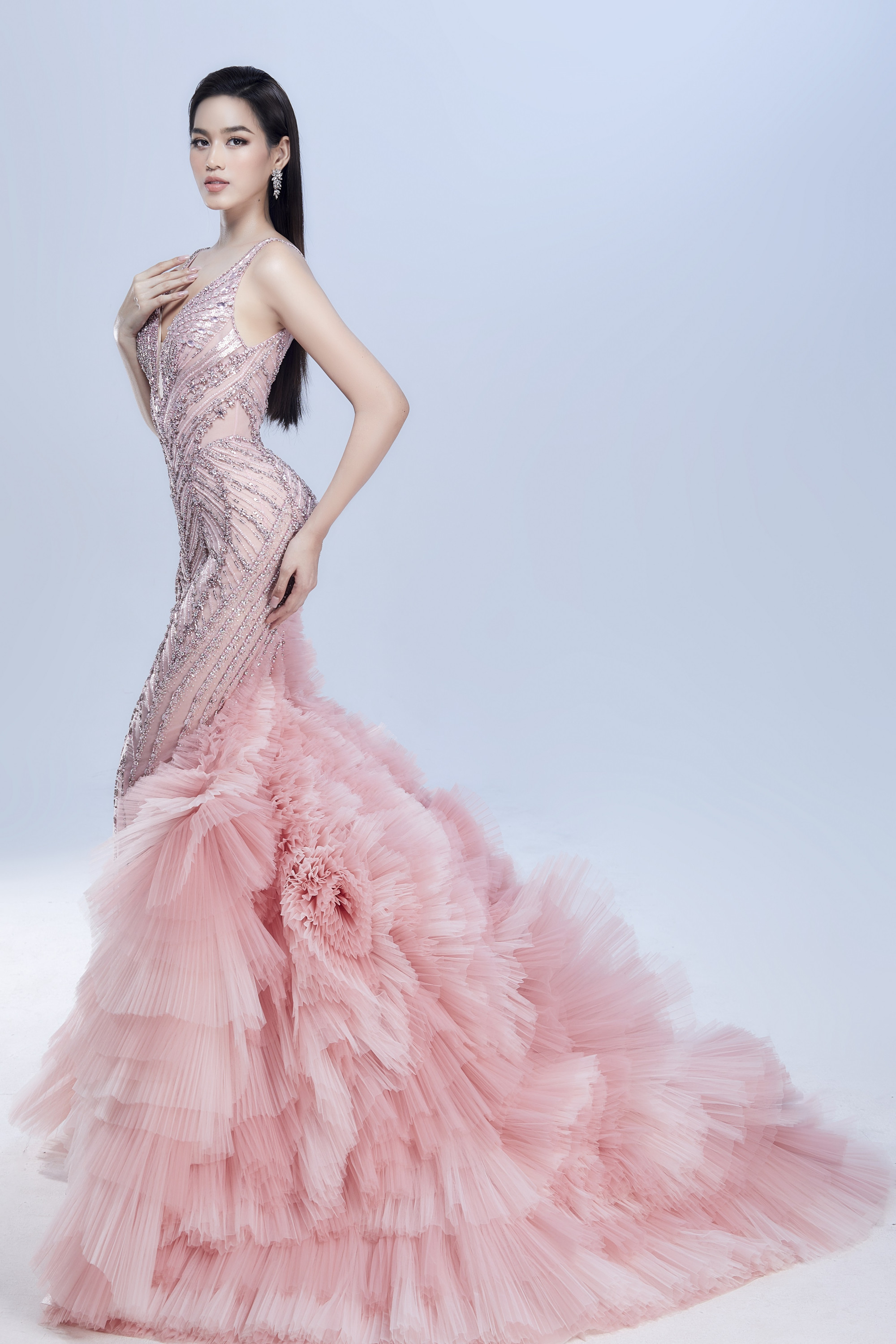 Bộ váy thứ hai có tông hồng ngọt ngào, tôn lên làn da trắng của Hoa hậu Việt Nam 2020. Phom đuôi cá 