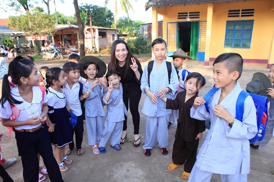 Ca sĩ Phi Nhung trong một lần đưa các con nuôi đến trường ở Bình Phước