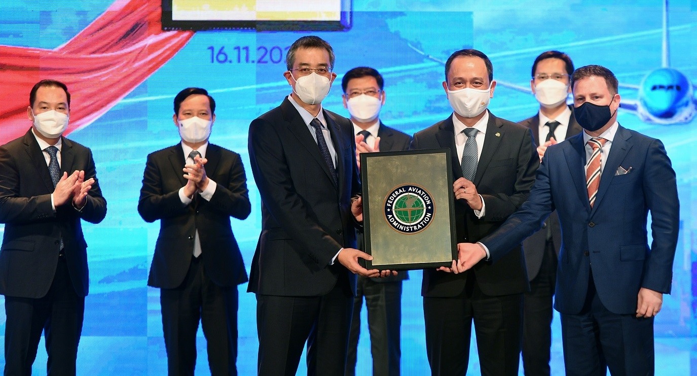 Ông Charles Ranado (góc phải)- Tham tán thương mại, Đại sứ quán Mỹ tại Việt Nam thay mặt nhà chức trách Mỹ trao chứng chỉ cấp phép bay thẳng thường lệ cho Vietnam Airlines.
