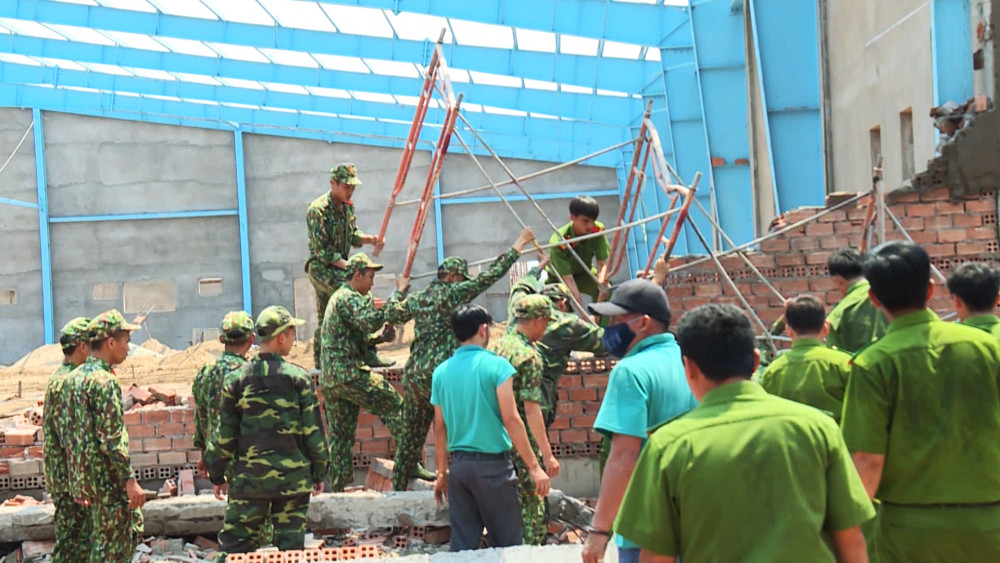 Lực lượng chức năng tại hiện trường vụ sập tường làm 8 người thương vong