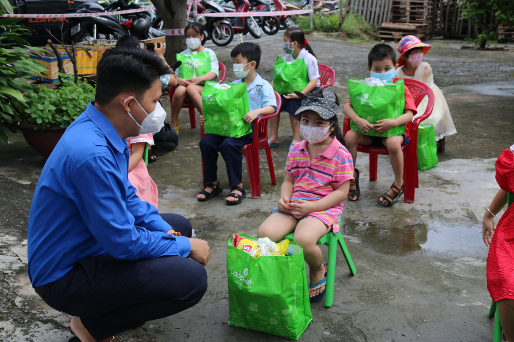 đề nghị MTTQ tiếp tục sứ mệnh về an sinh xã hội, có thêm chương trình thiện nguyện chăm lo hỗ trợ người khó khăn, nâng cao hiệu quả công tác bảo trợ xã hội đối với các đối tượng đặc biệt, nhất là hoàn cảnh neo đơn mồ côi, không nơi nương tựa sau cơn đại dịch