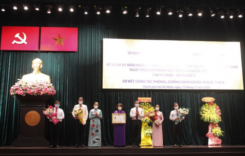 Bí thư Thành ủy TPHCM Nguyễn Văn Nên và Phó Chủ tịch Ủy ban Trung ương MTTQ Việt Nam Trương Thị Ngọc Ánh trao Huân chương Lao động Hạng 3 cho Ủy ban MTTQ Việt Nam TPHCM.