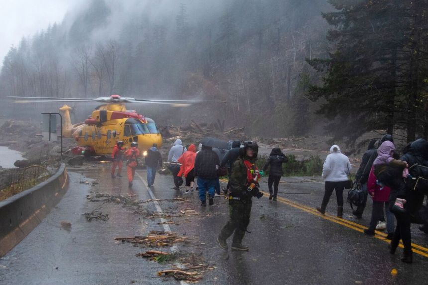 Các thành viên Lực lượng Không quân dẫn đầu một số trong số hơn 300 người lái xe bị mắc kẹt do lở bùn ở Agassiz, British Columbia