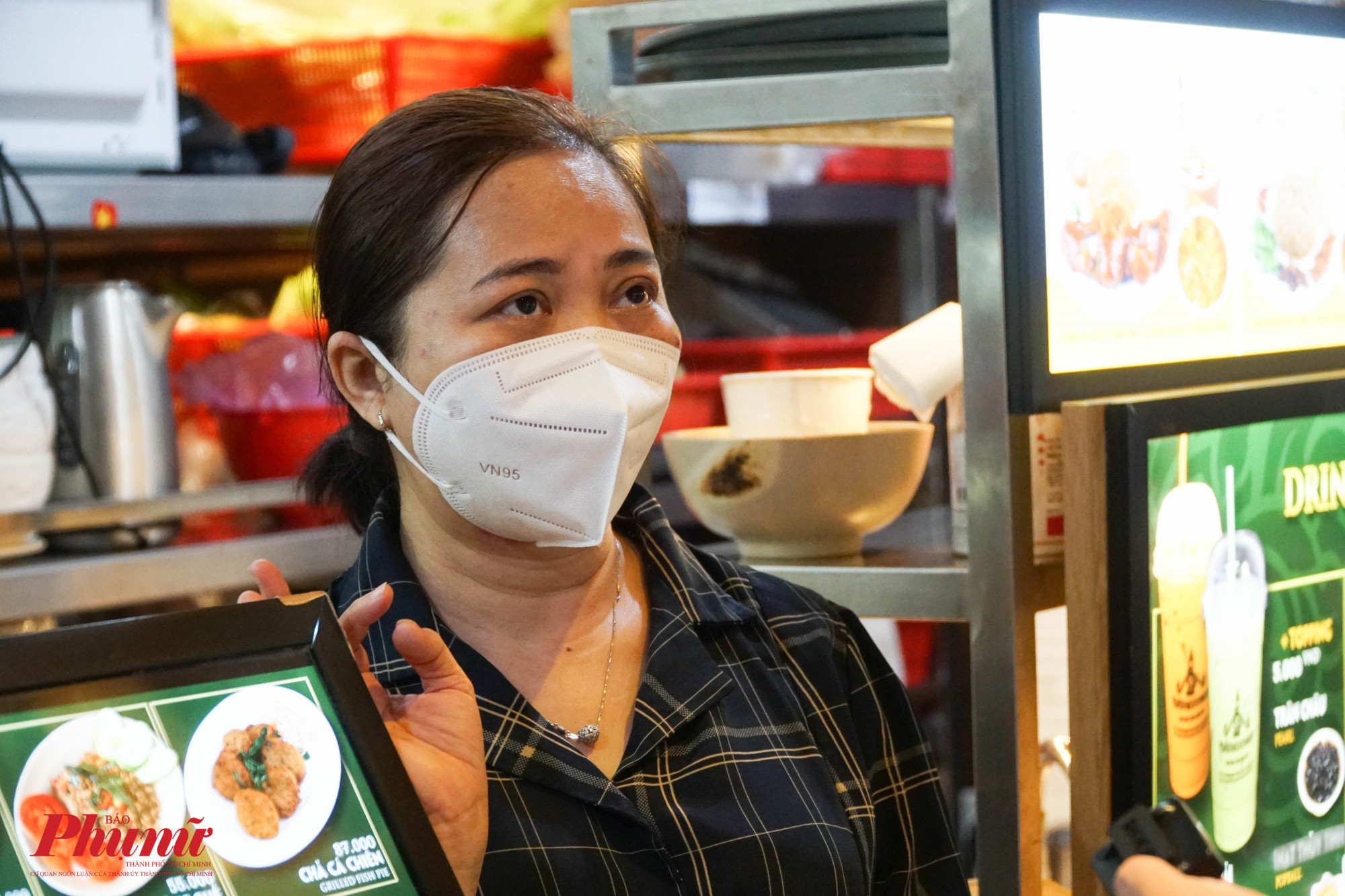Chủ cửa hàng Thái Ngon Ngon cho biết, khu chợ đã hoạt động lại, nhưng khách tìn đến vẫn chưa nhiều.