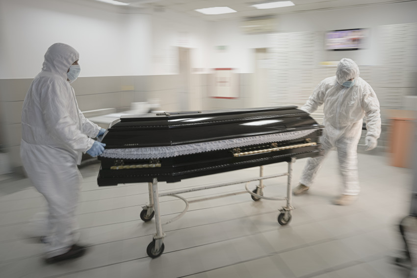  Nhân viên nhà tang lễ kéo quan tài lên xe đẩy khi họ đến nhà xác Bệnh viện Cấp cứu Đại học để đưa một nạn nhân COVID-19 đi chôn cất, ở Bucharest, Romania, T
