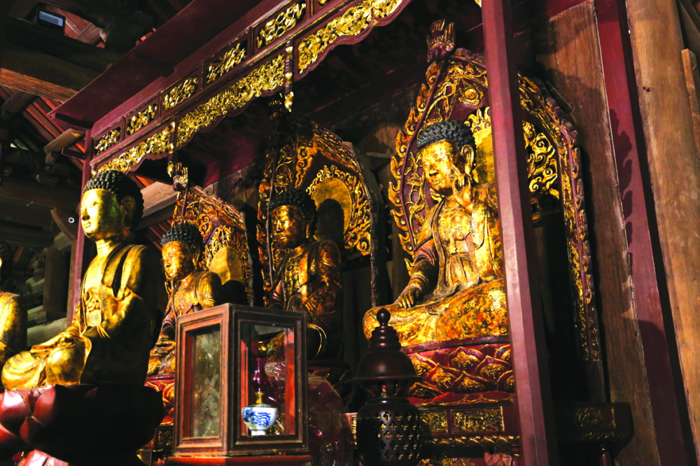 Bộ tượng Phật tam thế (bảo vật quốc gia) trong chùa Bút Tháp