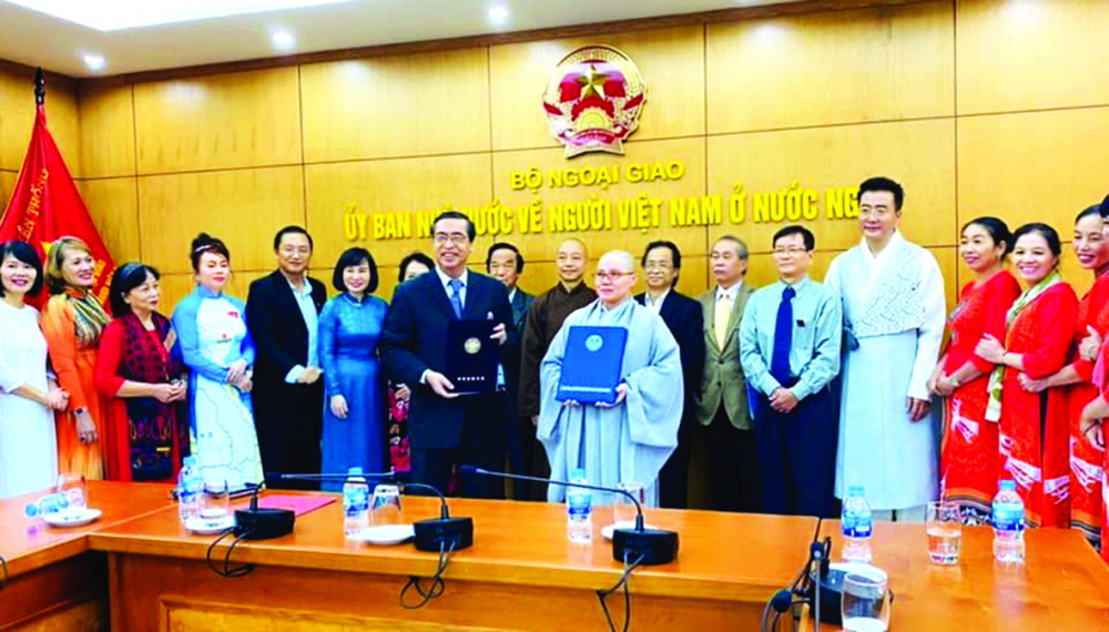 Lễ ký kết thỏa thuận hợp tác giữa Hội Liên lạc với người Việt Nam ở nước ngoài và Trung tâm Văn hóa Phật giáo Việt Nam tại Hàn Quốc sẽ thúc đẩy hoạt động kết nối và giúp những người Việt tại Hàn Quốc ngày càng gắn bó với đất nước - Ảnh: An Vũ