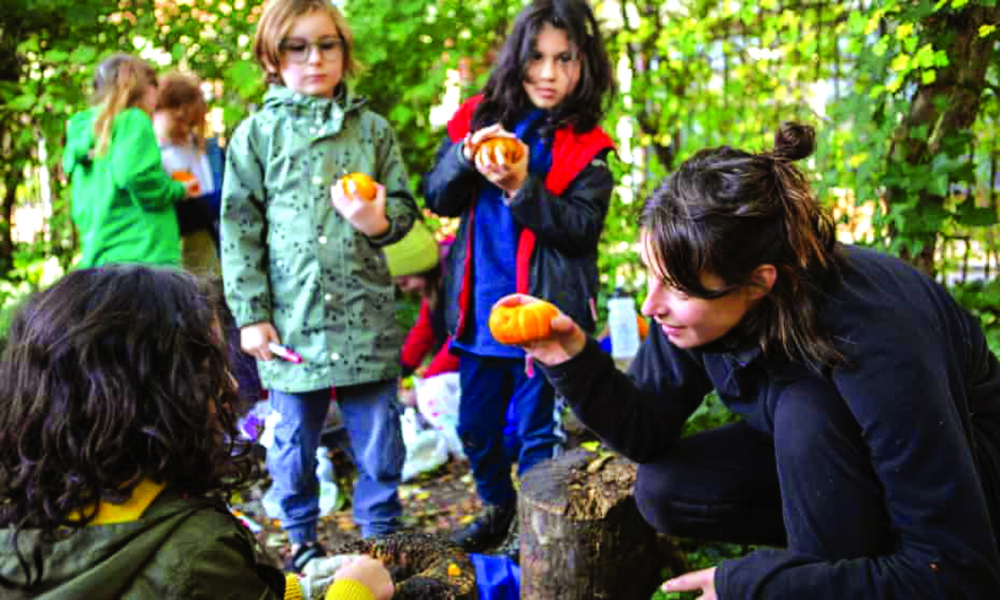 Kathryn Whittle-Williams - giáo viên Trường học trong rừng Urban Outdoors Adventure in Nature - dẫn dắt một bài học ở Camden Town, London - Ảnh: THE OBSERVER