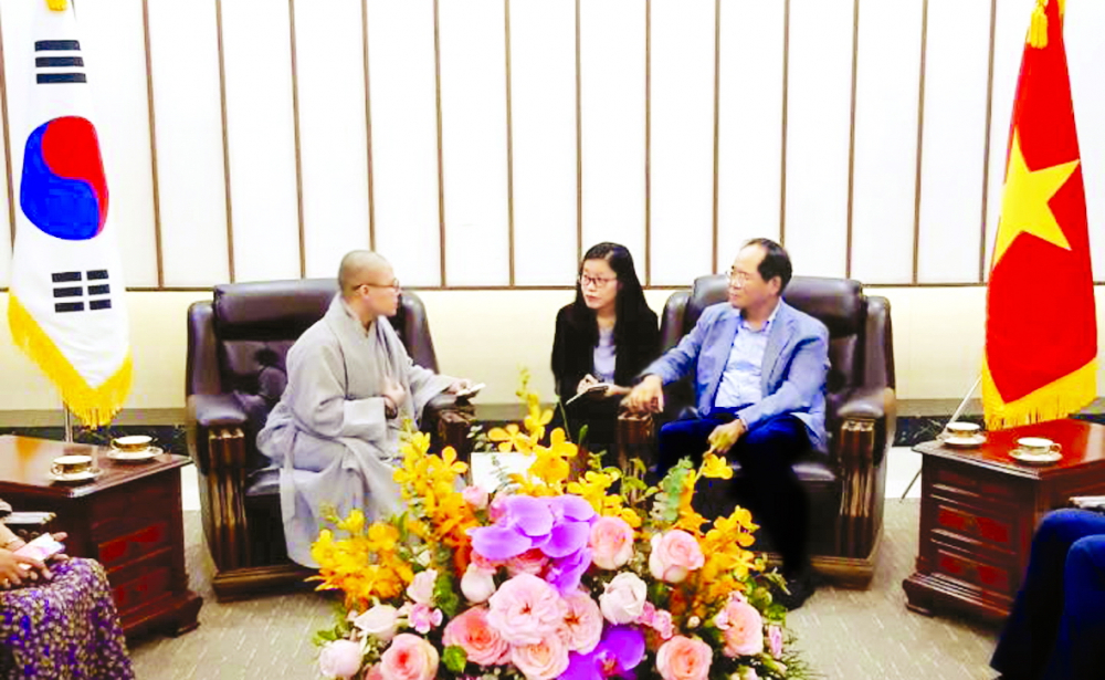 Sư cô Thích Nữ Giới Tánh và Đại sứ Hàn Quốc tại Việt Nam Park Noh Wan