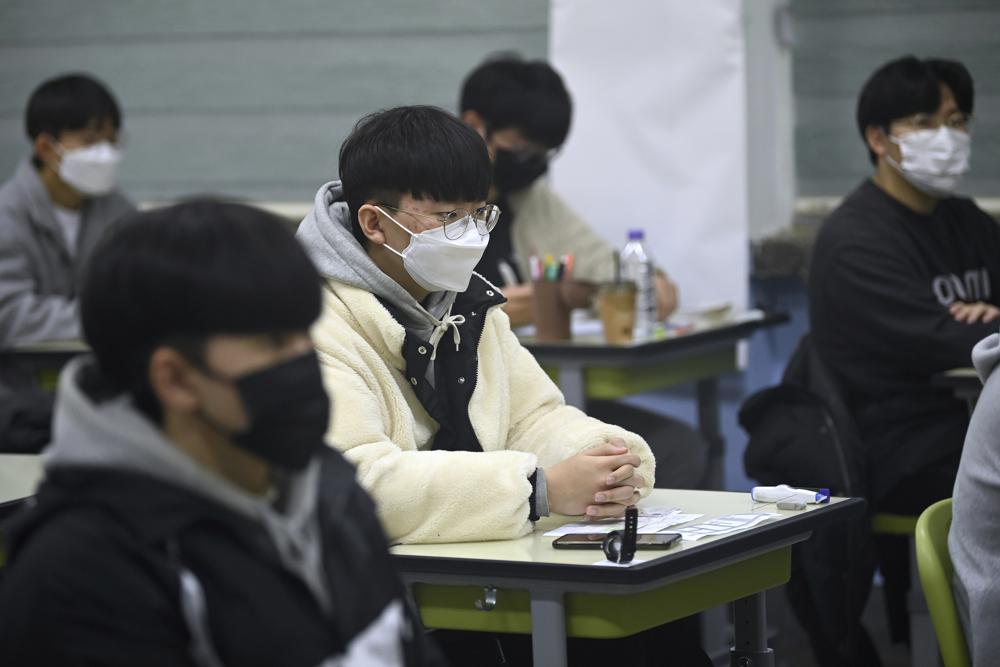 Theo Cơ quan Kiểm soát và Phòng ngừa Dịch bệnh Hàn Quốc (KDCA), quốc gia này báo cáo mức cao kỷ lục với 3.292 trường hợp mắc mới hàng ngày, bao gồm 3.272 ca nhiễm trùng địa phương, nâng tổng số ca nhiễm lên 406.065 ca, theo Cơ quan Kiểm soát và Phòng ngừa Dịch bệnh Hàn Quốc (KDCA). Số lượt nạp tiền hàng ngày vào thứ Năm đánh dấu mức cao nhất kể từ khi quốc gia này báo cáo trường hợp COVID-19 đầu tiên vào tháng 1 năm ngoái và vượt quá kỷ lục trước đó là 3.270 trường hợp được báo cáo vào ngày 25 tháng 9. Sự gia tăng trong các trường hợp hàng ngày xảy ra sau khi quốc gia bắt đầu nới lỏng các hạn chế chống vi-rút để dần dần quay trở lại. đến cuộc sống trước đại dịch theo kế hoạch sống chung với COVID-19 vào đầu tháng này.