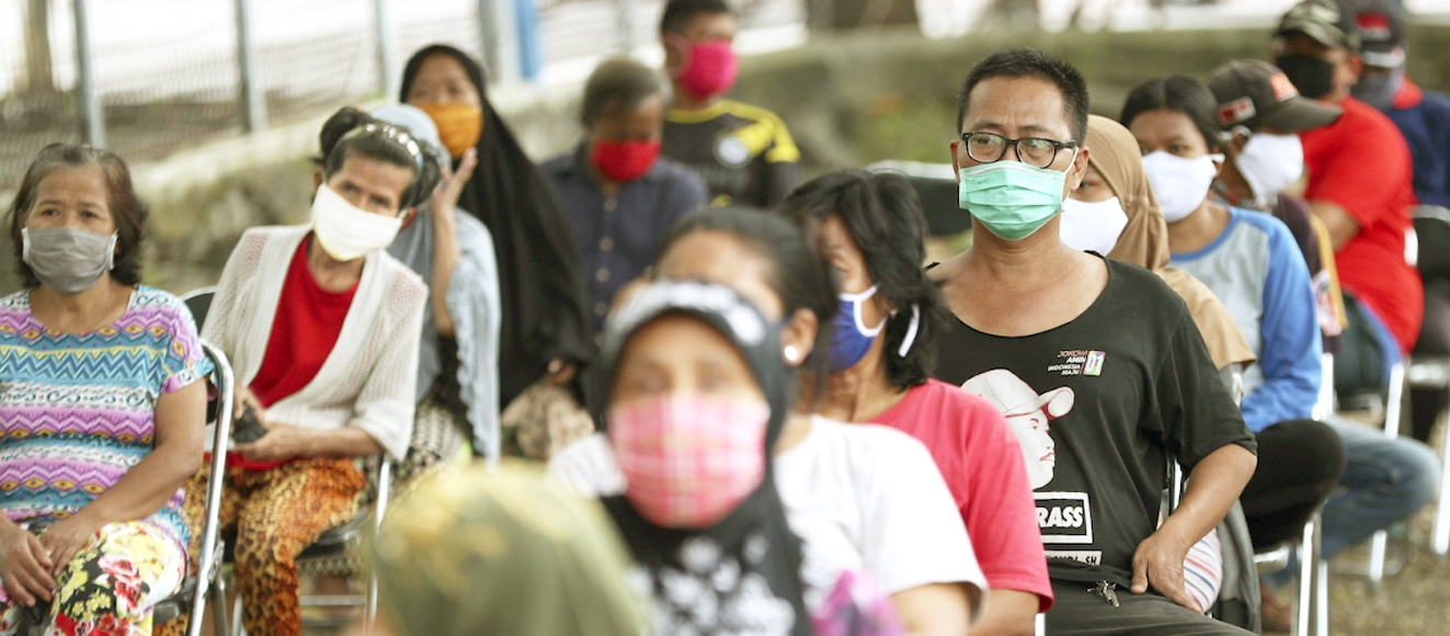 Người dân chờ đợi thực phẩm cứu trợ trong tình trạng giãn cách xã hội vì COVID-19 ở Jakarta, Indonesia - ẢNH: WB