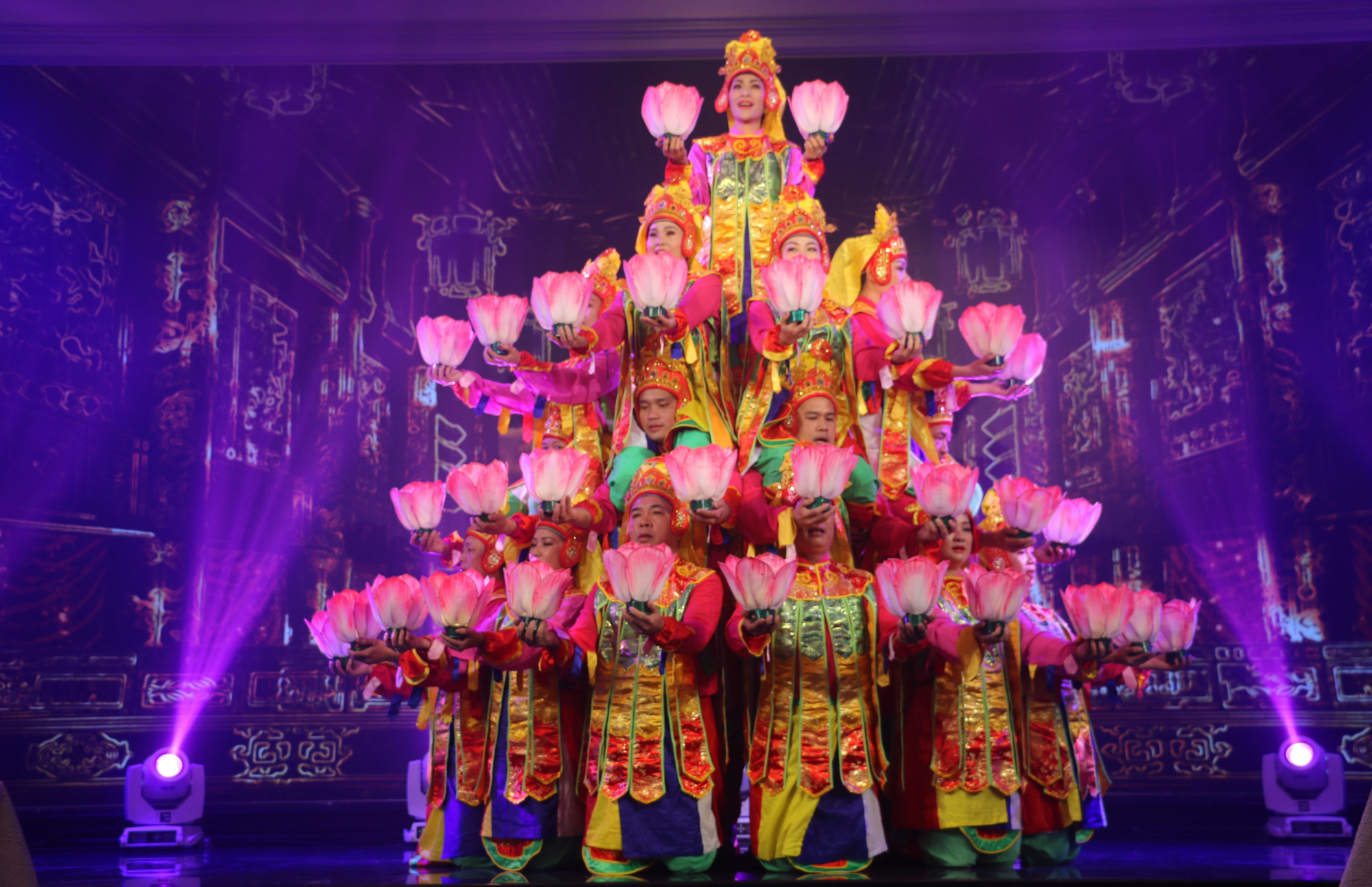 Lễ khai mạc liên hoan phim Việt Nam lần thứ XX2  bắt đầu bằng điêuh múa  Lục cúng hoa đăng