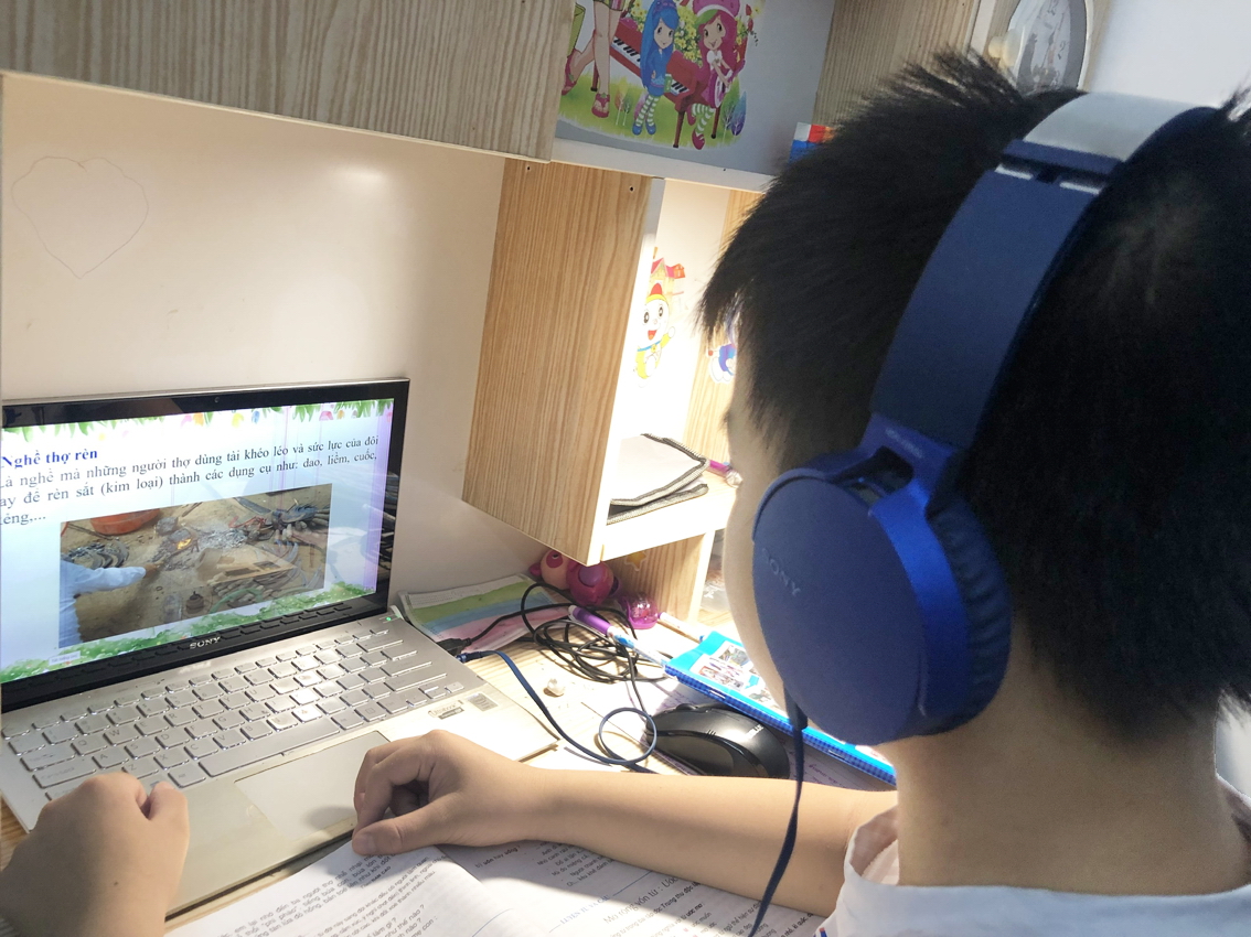 Trẻ em học online liên tục nên nếu đeo tai nghe không đúng cách và mở âm lượng quá lớn rất dễ bị giảm thính lực