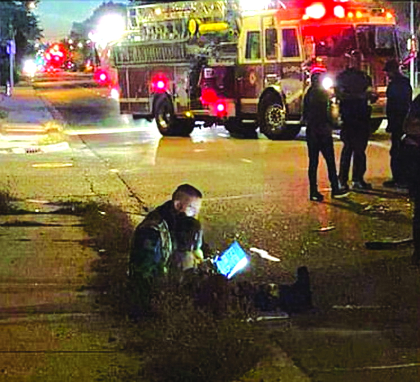 Người lính cứu hỏa đang đọc sách để giúp bé gái quên đi vụ tai nạn - ẢNH: GNN