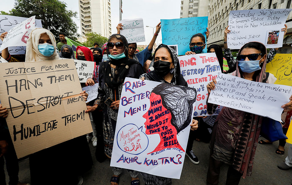 Một cuộc biểu tình ở Karachi, lên án bạo lực đối với phụ nữ và trẻ em gái nhân cái chết của con gái một quan chức ngoại giao Pakistan hồi tháng 7/2021 