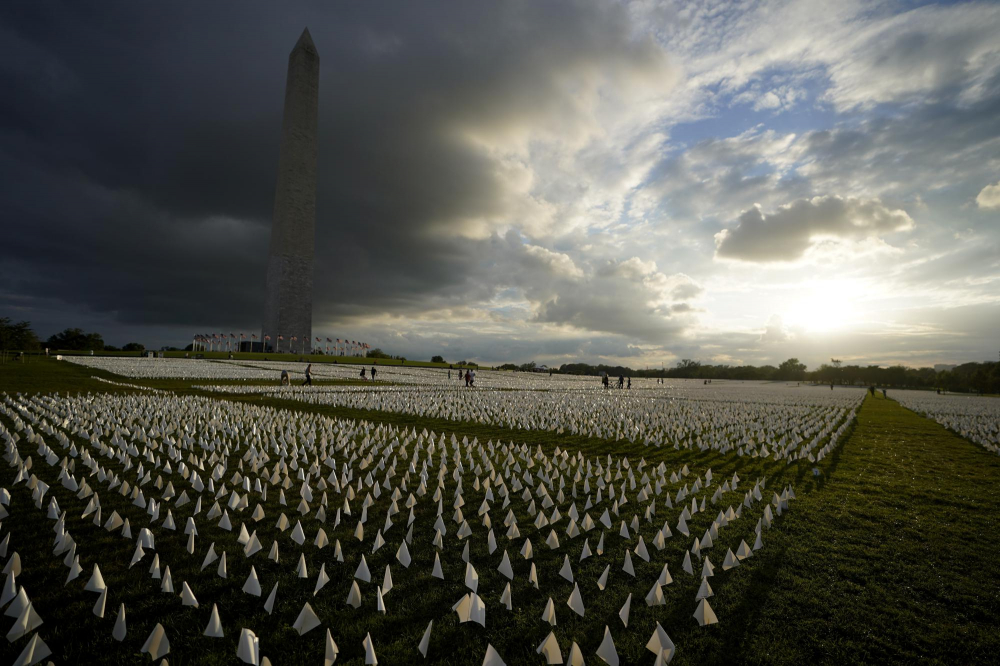 Với nền là Tượng đài Washington ở Thủ đô, nghệ sĩ Suzanne Brennan Firstenberg đã thực hiện công trình nghệ thuật In America: Remember, để tưởng nhớ những người Mỹ đã chết vì COVID-19, tại công viên National Mall ở Washington vào tháng 9/2021. Sau một năm, số lá cờ đã tăng gấp ba lần