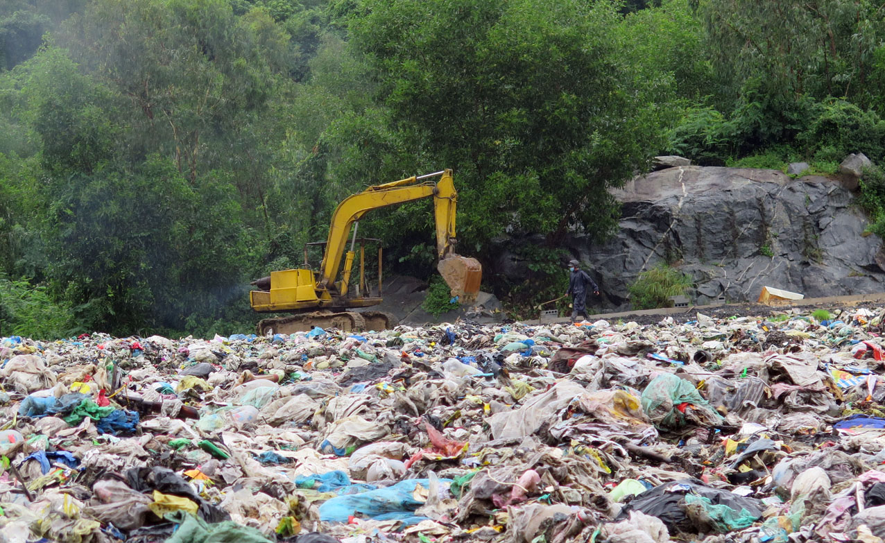 Thời gian qua  người dân dựng liều ngăn xe chở rác vào bão rác, phản ánh về tình trạng ô nhiễm tại bãi rác Nam Bình 1 (phường Hòa Xuân Tây, thị xã Đông Hòa).