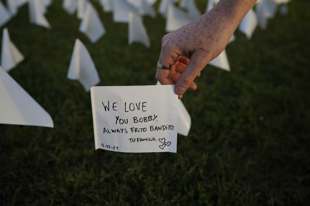 Zoe Nassimoff, người Argentina, cầm một lá cờ trắng trong tác phẩm sắp đặt nghệ thuật tạm thời của nghệ sĩ Suzanne Brennan Firstenberg, In America: Remember