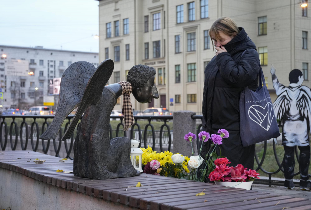 Galina Artyomenko, một nhà báo địa phương, mặc niệm trước “Sad Angel”, đài tưởng niệm các nhân viên y tế của St.Petersburg đã chết vì coronavirus ở St.Petersburg, Nga