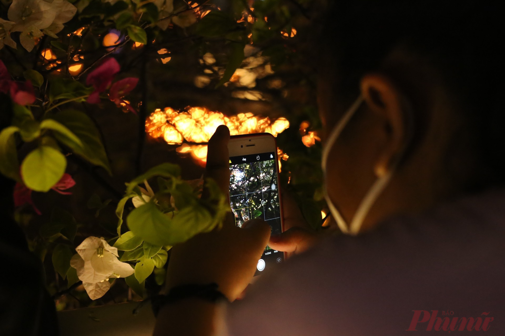 Một bạn trẻ ghi lại hình ảnh thả hoa đăng từ trên cầu Lê Văn Sỹ
