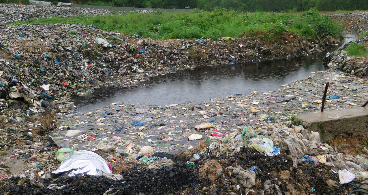 Bãi  rác thải sinh hoạt tại khu phố Nam Bình 1, đã quá tải, gây ô nhiễm môi trường khiến cho người dân bức xúc
