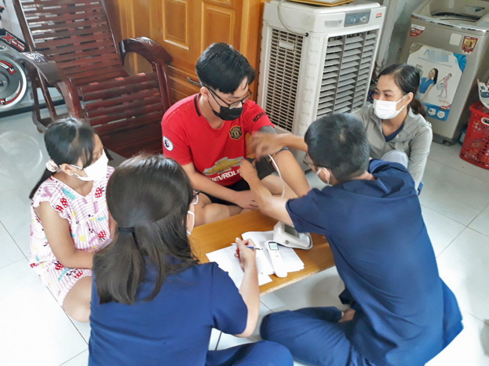 Bác sĩ Hội thầy thuốc trẻ khám sức khỏe cho một trẻ mồ côi ở xã Tân Kiên, H.Bình Chánh, TP.HCM