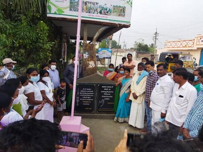 Đài tưởng niệm nạn nhân COVID-19 đầu tiên của Ấn Độ đã được khánh thành tại làng Rajannapet vào ngày 12/11