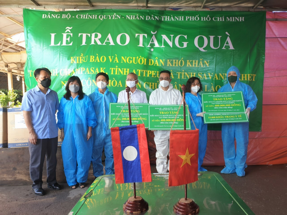 Trao quà cho các đại diện Hội Người Việt Nam tại các địa phương Lào tại cửa khẩu quốc tế La Lay.