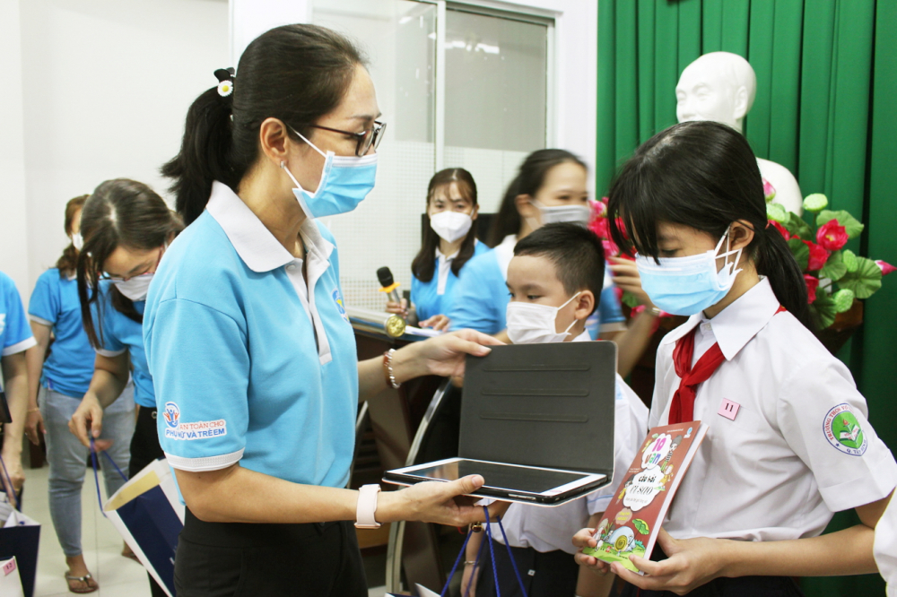 Bà Đỗ Thị Ngọc Lan - Chủ tịch Hội LHPN Q.Tân Bình - thăm và trao quà cho bé N.A.K.