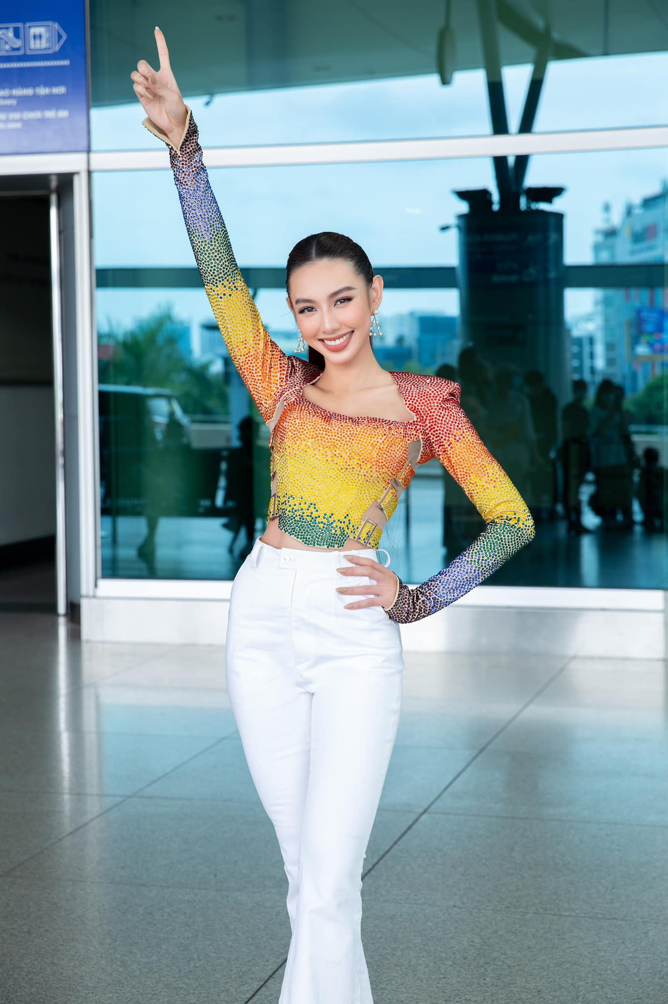 Khi ra sân bay chuẩn bị sang Thái Lan thi đấu, Thuỳ Tiên xuất hiện nổi bật với chiếc áo có nhiều màu sắc hoà trộn vào nhau