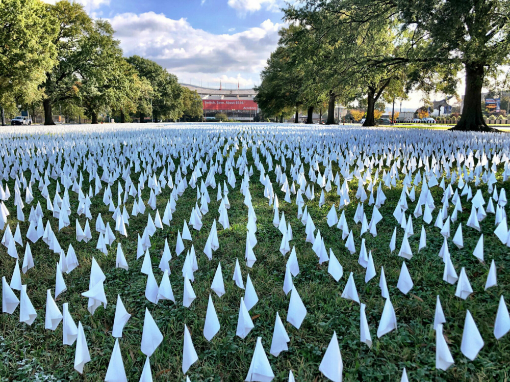 Hơn 160.000 lá cờ trắng nhỏ - mỗi lá đại diện cho một người đã thiệt mạng vì COVID-19 - đã được nghệ sĩ Suzanne Brennan Firstenbergtrồng trên bãi cỏ của D.C. Armory Parade Ground vào tháng 10/2020