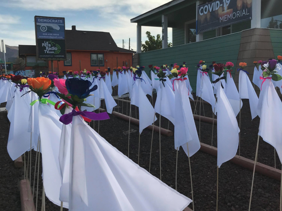 Gần 150 lá cờ trắng giăng trên phố South Mission, Wenatchee, bang Washington hôm 1/11 để tưởng nhớ những người đã gục ngã trước COVID-19 tại địa phương