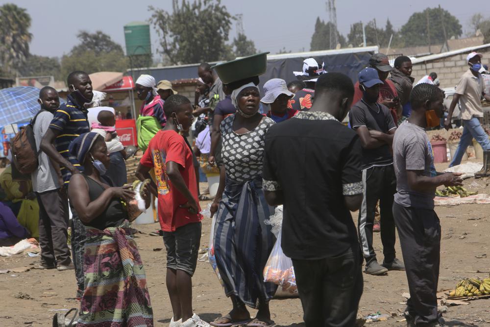 Khu chợ sầm uất tại một thị trấn nghèo ở ngoại ô thủ đô Harare hôm 15/11