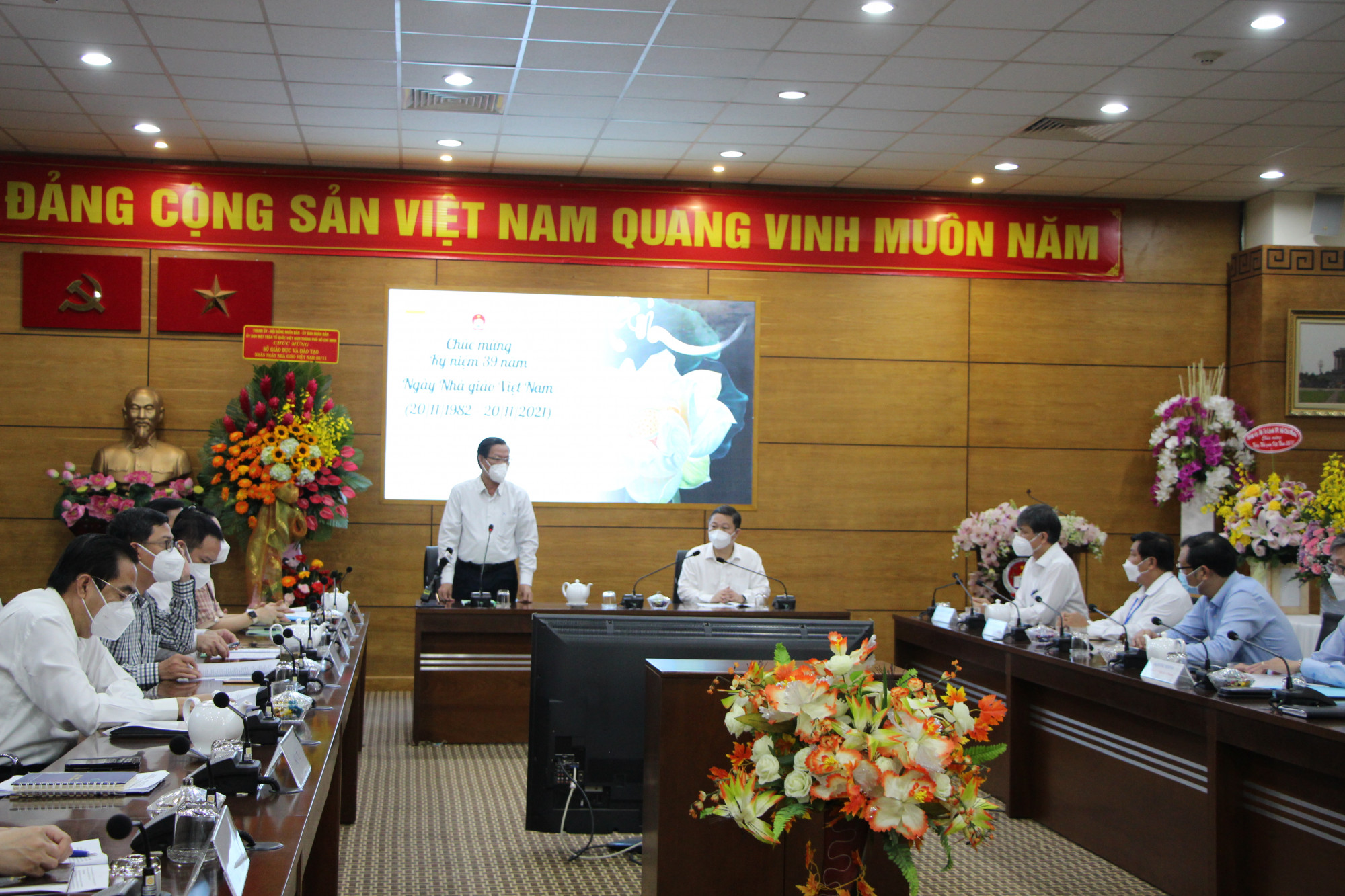 Chủ tịch UBND TP.HCM Phan Văn Mãi dẫn đầu đoàn lãnh đạo TP đến thăm, chúc mừng Sở GD-ĐT TP nhân Ngày Nhà giáo Việt Nam 